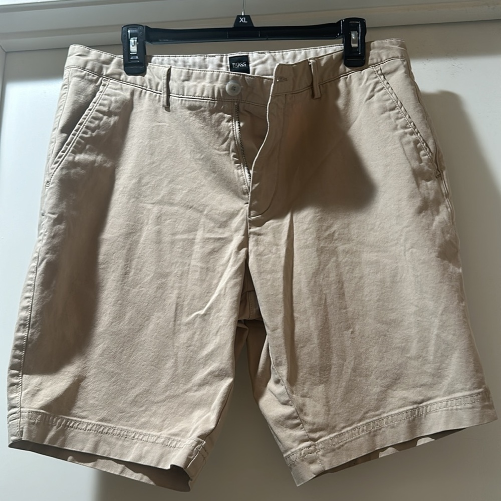 Euc men’s Hugo Boss Khaki shorts barely worn size 34R